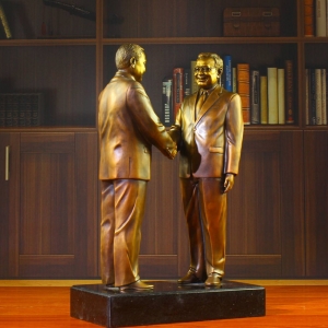 李克强总理铜雕像
